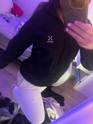 Haglöfs jacka  - Svart hagelöfs jacka i storlek L funkar både för de som använder S och M för de gör jag och den passar perfekt. 