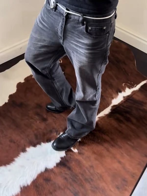  svarta bootcut jeans - W32/L32 Säljer ett par svarta jeans med distresserade detaljer. Modellen har rak/bootcut passform och normal midja. Från Peices of life studios. Perfekt för en avslappnad och cool stil. Säljer pga inte passar mig. 