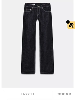 Mörkblå raka jeans med kontrastsömmar - Snygga mörkblå jeans med raka ben och tydliga vita kontrastsömmar. Klassisk femficksmodell med låg midja. Perfekta för en clean och stilren look. Tillverkade i denim, troligen bomull.