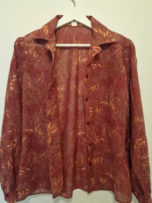 Snygg röd blus - Snygg sommarblus. 