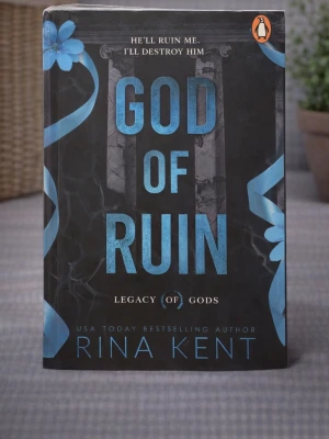 God of Ruin (Brand new, in English) - Skick: Helt ny bok. Omslag: Pappercover. Storlek: standard (inte pocket). Förpackning: I sitt originala plastomslag. Från: Stockholm. Snabb leverans inom Sverige.