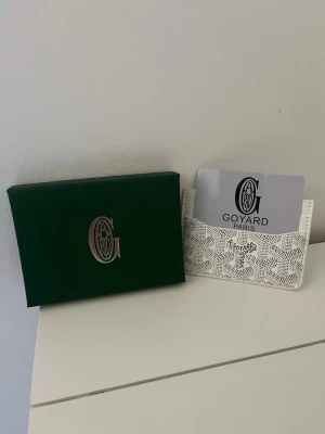 Plånbok  - Tjena! Nu säljer vi denna sjukt snygga plånboken från GP. Den är otroligt snygg och passar perfekt till sommaren. Aldrig använd alltså inga defekter alls. Den har det klassiska mönstret från GP som är otroligt snyggt och stilrent. Allt og ingår såsom box kort osv. Vi är två seriösa säljare från Skåne som alltid skickar din produkt inom 24h. Hör gärna av er vid minsta lilla fråga, så hörs vi!🫡