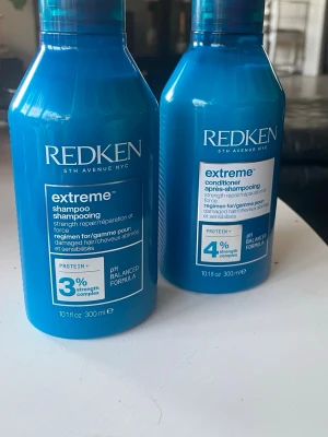 Redken Extreme schampo & balsam - Säljer ett set med Redken Extreme shampoo och balsam, båda i blå plastflaskor på 300 ml. Produkterna är framtagna för att stärka och reparera skadat hår och innehåller protein och styrkekomplex. Perfekt för dig som vill boosta hårets styrka.