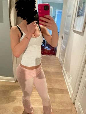 Youga pants - Säljer mina rosa youga pants då jag knappt använder dom. De är i bra skick och assss skööönaa❤️❤️❤️