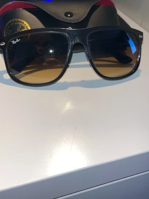 Rayban Boyfriends + Box + servett - Använd några gånger, riktigt fint skick. Storlek 60. Inga skrapor eller liknande   Länk till varan  https://www.boozt.com/se/sv/rayban-unisex/rb4147_19633402/229253993?volume=5&st=2199&cq_src=google_ads&cq_cmp=22710376051&cq_con=176578698370&cq_term=&cq_med=pla&cq_plac=&cq_net=g&cq_pos=&cq_plt=gp&gad_source=1&gad_campaignid=22710376051&gbraid=0AAAAADf1iSi8hXtFGqB46iB7yjw8tSlRi&gclid=CjwKCAjw4ufOBhBkEiwAfuC7-fmNIeq0Y1gULyHvQUZmu4dLFsiWaZRd5mV4c013XQC6JIGoOz-POhoCjq0QAvD_BwE