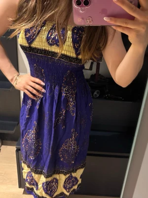 Mönstrad klänning - Mönstrad klänning för sommaren! Den är lila och ljus i färgerna, tight vid bysten och midjan och lös där nere. Väldigt skön klänning