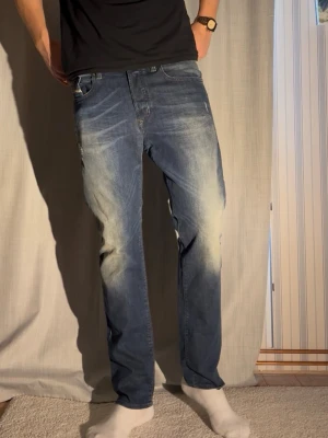 Diesel Jeans - Säljer nu dessa galet feta jeansen från diesel storlek 32 Modellen är 188cm och väger 78kg  Total längd: 103 Benöppning: 18 Midja: 43  Priset kan som alltid diskuteras, hör av er vid minsta fundering! Mvh Charlie
