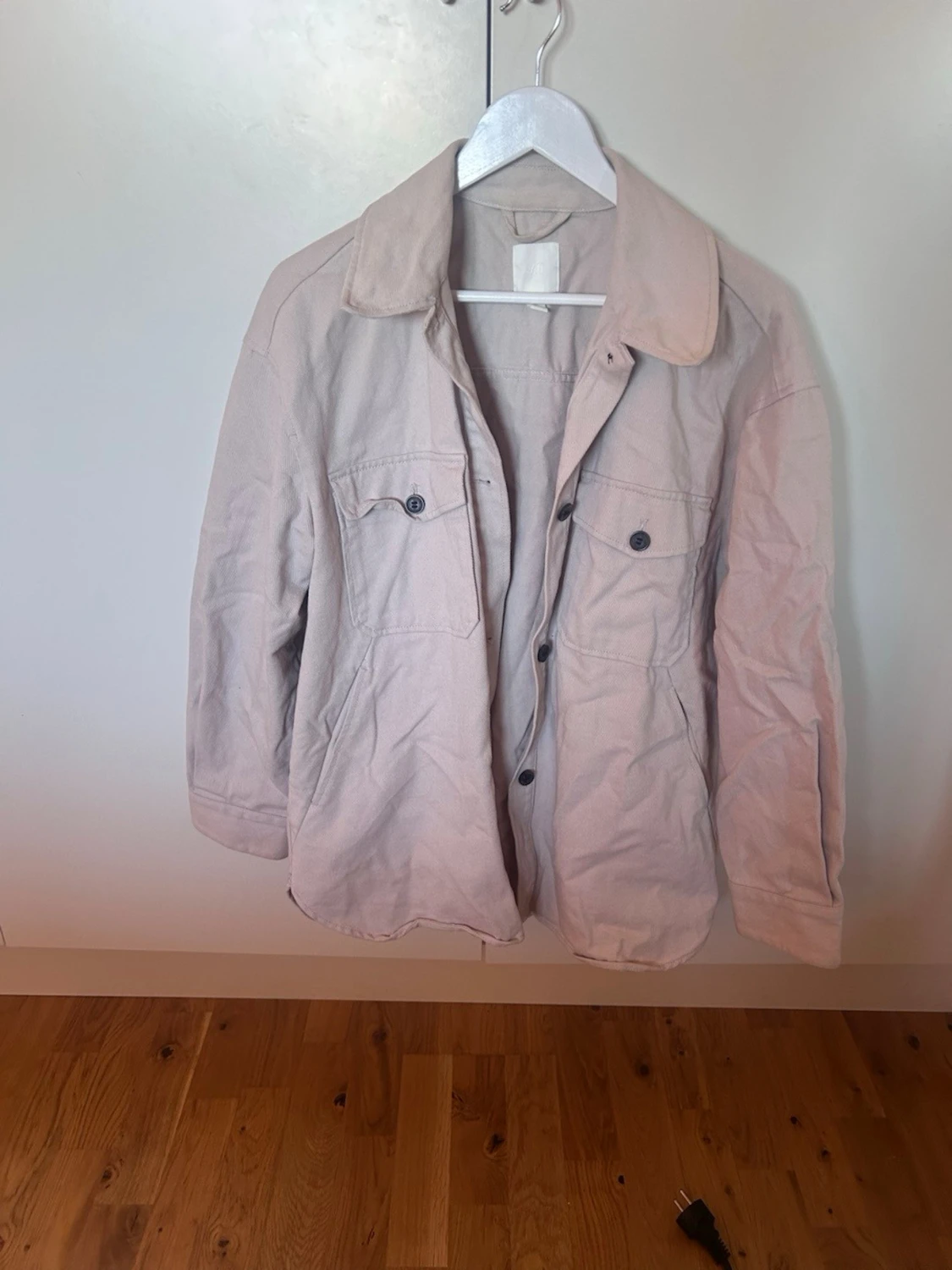 Beige overshirt med fickor