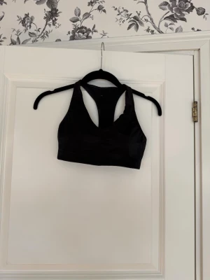 Svart sport-bh från Björn Borg - Säljer en svart sport-bh från Björn Borg med brottarrygg och bred resår under bysten. Bh:n har justerbar knäppning bak och är tillverkad i ett stretchigt material som ger bra stöd. Perfekt för träning eller en aktiv vardag. I storlek XS.