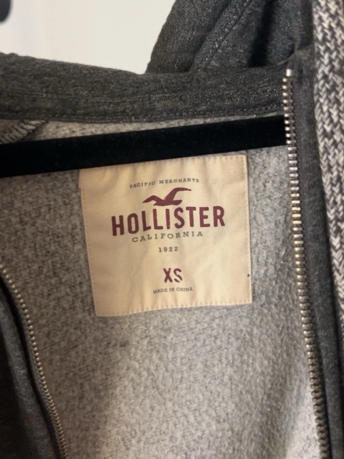 Mörkgrå zip hoodie från Hollister - 2
