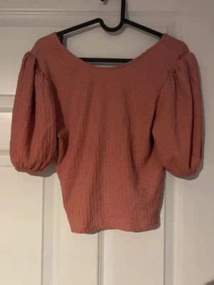 Rosa topp - Rosa topp med puffiga ärmar som lyfter hela outfiten.(lager 157)