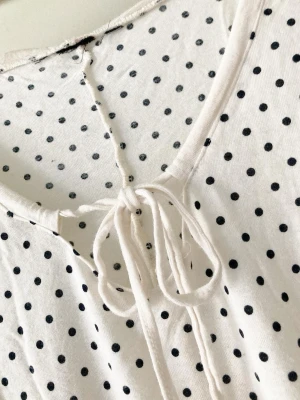 🍒Prickig topp🍒 - 🍒POLKA DOT SOFT TOUCH🍒Supersöt trendig prickig topp med knyt framtill vid halsen. Toppen har korta, lite lösa ärmar och en avslappnad passform. Kommer i ett mjukt material som Ginas soft touch kollektion. Passar XS-S. Se bild 4 för trendinspiration!🍒