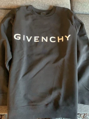Svart sweatshirt från Givenchy - Storlek XS! Säljes för 750kr och självklart äkta, passa på! Mvh Elias. Tel: 0707683605