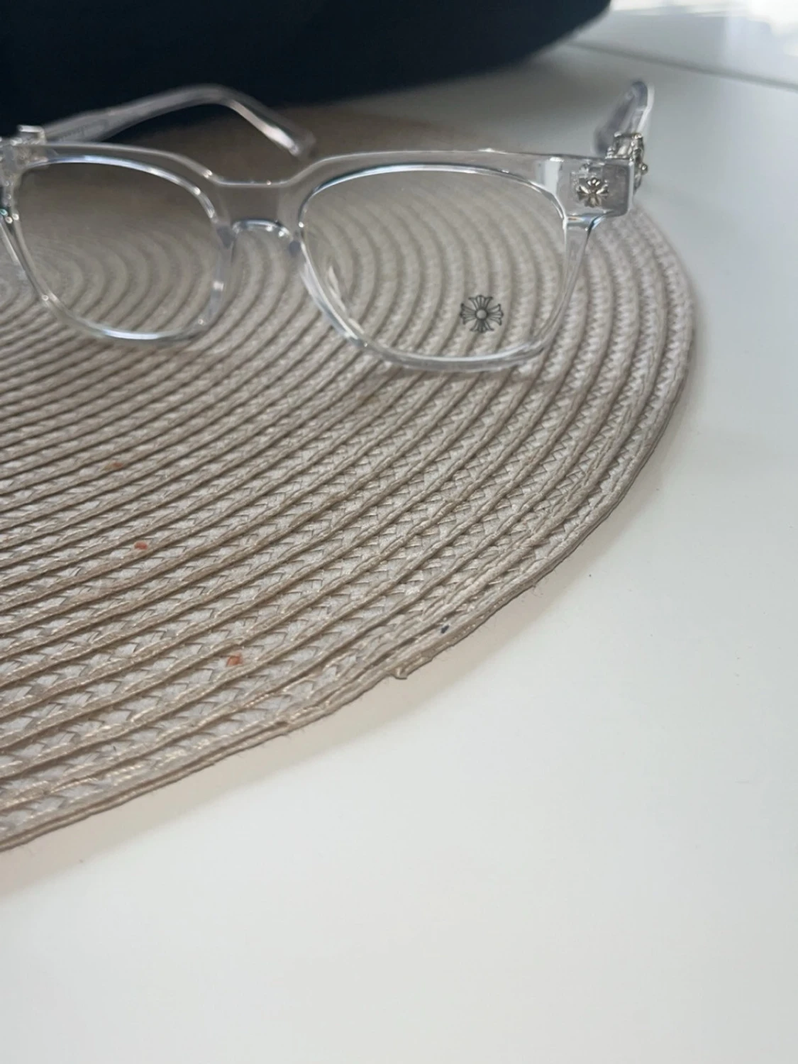 Transparenta solglasögon med silverdetaljer