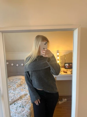 Off shoudler stickad tröja - Stickad off shoulder tröja. Använd fåtal gånger (3 ggr max) storlek XS men passar lika bra om man brukar ha S vanligtvis. 