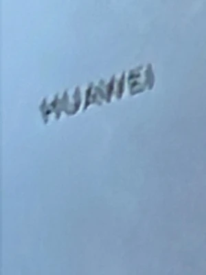 Huawei laptop silver - Säljer en Huawei laptop i stilren silverfärg. Laptopen har en slät baksida med Huawei-loggan och en modern, avskalad design. Perfekt för dig som gillar enkel och snygg teknik.