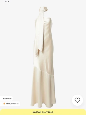 Champagnefärgad långklänning i satin - Säljer min så fina baklänning då jag hittat en annan. Helt oanvänd och prislappen kvar! 🥰🥰 