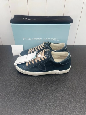 Philippe Model skor (Nya)  - Sprillans nya Philip model skor | size: 42 | skick: 11/10 | og: allt = box, dustbag, kort  | tveka inte på höra av dig! | mvh MD Closet 🫡 