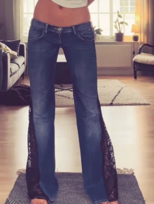 Blå jenas med spets - Använt en gång på bilden!! Priset är diskuterbart🤍. Innerbenslängd: 86, midjemått:36. Satte ett högt pris så att folk kan buda!!