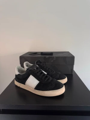 Svarta Valentino flycrews  - Säljer dessa feta flycrews i storlek 39 men är stora i storleken så 40. Bra skick och såklart äkta. Alla nitar kvar . Box och extra snören följer med. Skriv om det minsta lilla😃