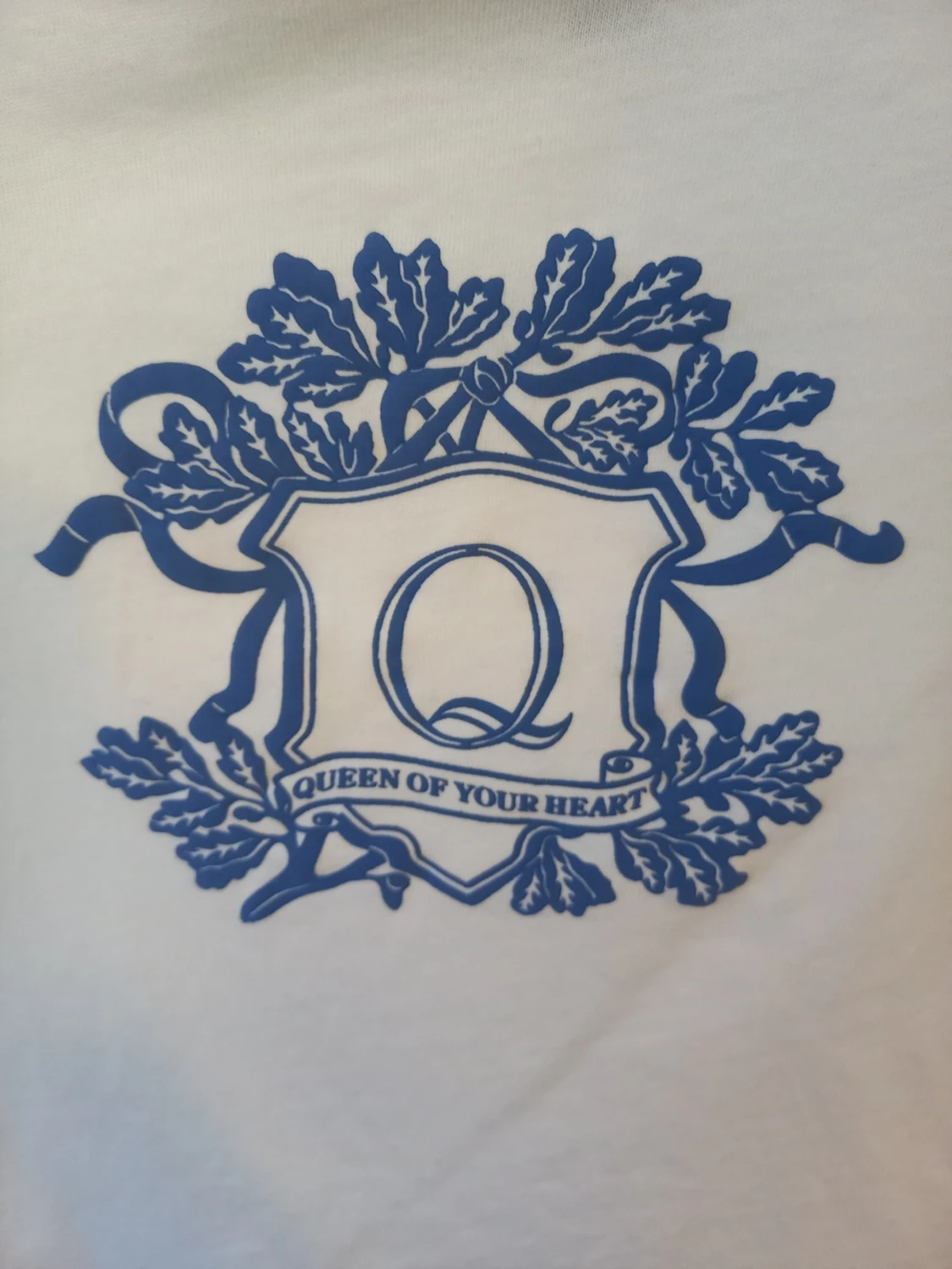 Vit croppad t-shirt med blått tryck - 1