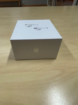 Apple AirPods Pro 3  (2025) - Säljer ett par Apple AirPods Pro 3 (2025) i originalförpackning. De är vita, har en stilren och kompakt design och levereras i en snygg, minimalistisk box. Hörlurarna är in-ear och tillverkade i plast med silikontoppar för bästa passform.