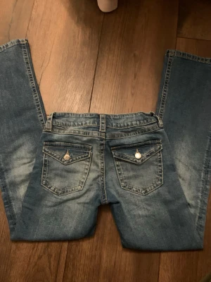 Ginatricot jeans - Jag säljer ett par utsvängda blåa jeans från Ginatricot. Byxorna har fina fick detaljer där bak. Priset kan diskuteras!💕