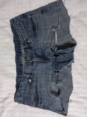 Lågmidjade jeansshorts - Säljer dessa då de jag har ett par nästan lika dana. Det står ingen storlek men skulle säga 36/38 då det är vad jag har 36 i byxor men dessa är lite stora men har justerbara band innanför midjan💕💕