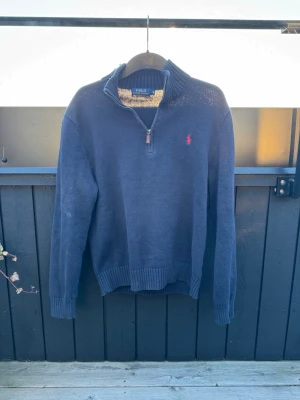 Mörkblå Ralph Lauren half-zip - Säljer en navy quarter eller half zip från Polo Ralph Lauren i storlek Medium. Den är självklart äkta. Skickar oftast inom ett dygn.   Den är väl använd men har inga större defekter som hål eller så.   Pris kan diskuteras vid snabb affär!  Köp gärna bundle för att spara på frakt!  Half-zip halfzip quarterzip quarter-zip