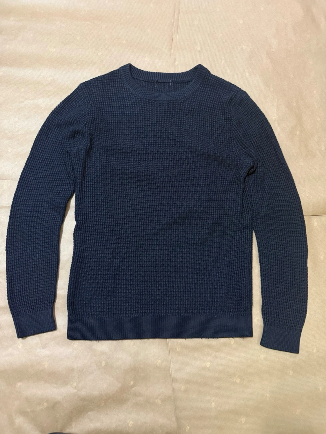 Mörkblå stickad tröja