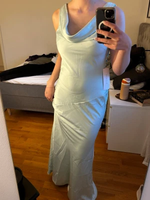 Balklänning INTRESSEKOLL! - Intressekoll på min ljusturkosa balklänning i satin från azazie. Helt oanvänd sen den beställdes några veckor sen. Lappen sitter kvar. Den har inga defekter. Det följer även med en galjpåse för klänningen. Köptes för 1200 kr, de har slutat sälja den här färgen nu. 