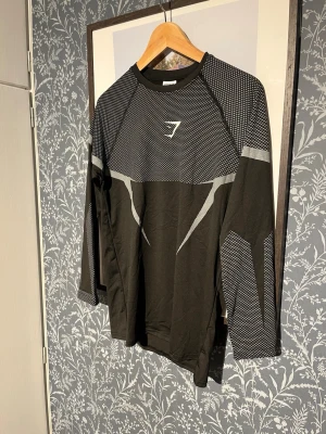 Gymshark Onyx - Gymshark Onyx till salu! Endast testad hemma då den var för stor. Pris ej hugget i sten som förändras vid en snabb och smidig deal som vanligt. Hör av dig i DM vid fråga. 🙏😊(personen på bild är 182cm lång och väger 70kg)
