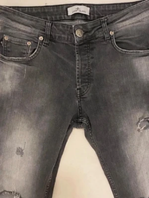 Stone island jeans  - Svarta/gråa stone island jeans med slitningar (Storlek W31 L32) Mycket bra skick || Pris kan diskuteras || Skriv vid minsta fråga eller fundering💯🤝