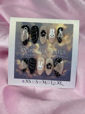 DarkMiffy (XS);Medium Almond - Unika handgjorda press-on naglar i svart och nude från. Mixade designer med kaninmotiv(Miffy), blommor och grafiska detaljer. Medium-Långa, almondform. Perfekt för dig som vill ha något extra och kreativt på naglarna.XS: 14 mm, 11 mm, 11,5 mm, 10 mm, 8 mm 