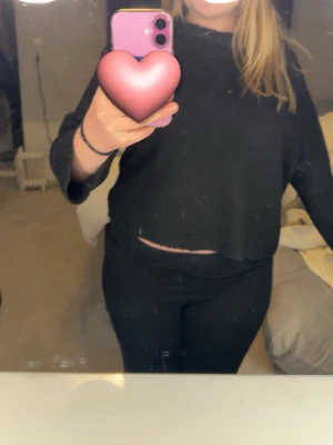 Svart stickad fin tröja  - En jättefin svart stickad tröja från lager 157 i storlek S säljer den för har ganska många svarta tröjor använt typ 3 gånger för har andra som är finare original pris 150kr säljer för 100kr