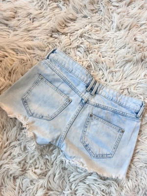 A17 Lågmidjade ljusblåa jeansshorts - Midja ca 37 rakt över