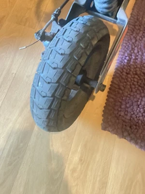 Framhjul till elsparkcykel - Säljer ett framhjul till elsparkcykel med grovt mönstrat svart däck och metallfälg. Passar till de flesta modeller av elscootrar och är perfekt om du behöver byta ut ett slitet hjul.