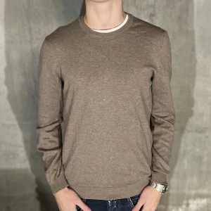 Cashmere tröja  - Tröja i cashmere och silk mix. Storlek M och modellen på bilden är 178cm lång. Bra skick, inga skavanker. Nypris 999kr, köp för endast 399kr.