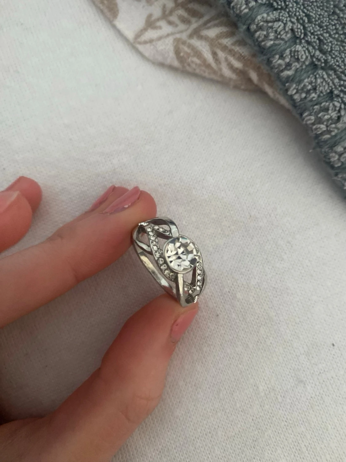 Silverfärgad ring med stor sten - 1