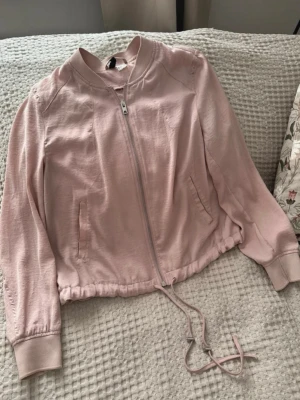 Bomberjacka - Bomberjacka köpt på H&M i blankt material. Storlek M. Aldrig använts. 🌸