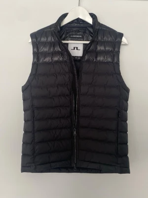 J.Lindeberg väst  - Säljer denna snygga dunväst från J.lindberg. I storlek S i mycket bra skick.