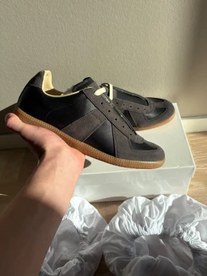 Maison margiela gats skor  - Säljer dessa Maison margiela GATs skor. Storlek 41, helt nya och allt og ingår! Riktig skön sneaker som passar varenda dag! Hör av er vid eventuella funderingar!