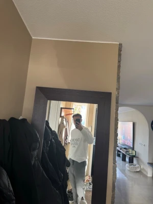 Vit Emporio Armani sweatshirt - Säljer en vit sweatshirt från Emporio Armani med stor logga tryckt framtill. Riktigt skön och bra material, fin vit tröja som passar till allt, nästintill oanvänd 