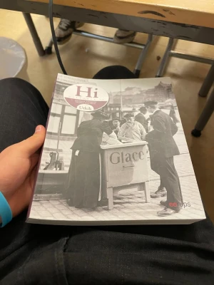 Hi Utkik Historia lärobok - Säljer läroboken 'Hi Utkik Historia' från Gleerups. Boken har ett lila omslag med svartvit historisk bild på framsidan. Perfekt för dig som pluggar historia på högstadiet eller gymnasiet. Mjukt omslag och tydlig layout.