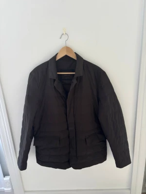 Massimo Dutti Jacka - Säljer nu min super snygga gröna Massimo Dutti jacka då jag har slutat använda den. Det är en lite tunnare modell så den är perfekt till en sen sommarkväll eller till hösten. Pris kan diskuteras.