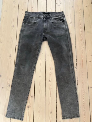 Replay jeans - Säljer ett par Replay jeans som är använda några gånger men är i sjukt bra skick💯 Fråga gärna😊