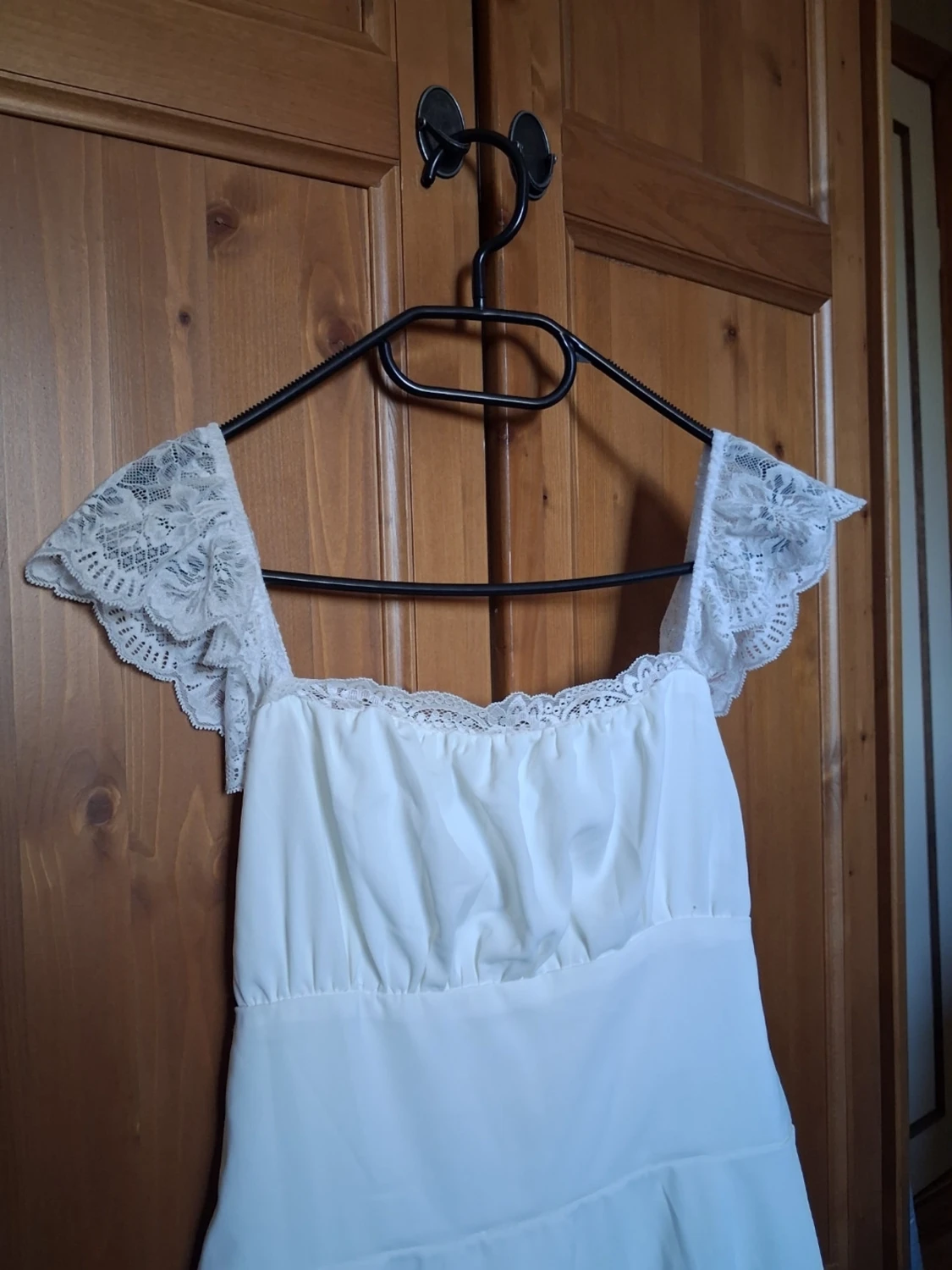 Vit klänning med spetsdetaljer - 1