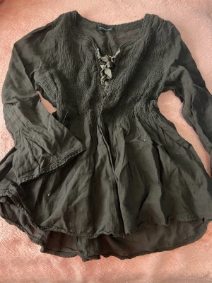 Mörk brun blus med snörning - Mörkblå blus med långa ärmar och dekorativ snörning framtill