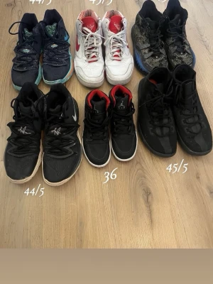 Nike Air Jordan svart/röd sneaker 36 - Snygga Air Jordan sneakers från Nike i svart med röda detaljer och vit sula. Klassisk high-top modell med ikonisk logga på plösen och bekväm snörning. Perfekta för dig som vill ha en sportig och trendig look.säljer alla tillsammans 