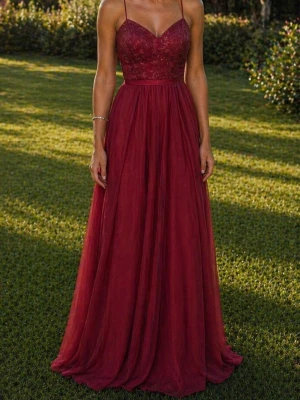 Balklänning Vinröd - Angelina Faccenda - Säljer en väldigt fin vinröd balklänning från Angelina Faccenda by Madeline Gardner.  ✨ Nypris: 6000 kr ✨ Använd endast 1 gång, därefter förvarad i skyddsfodral → mycket fint skick  Klänningen har: • Elegant spets upptill • Väldigt fin passform i midjan • Lång, flowy kjol som faller snyggt • Tunna axelband • Djup röd färg som verkligen sticker ut  Perfekt till: • Bal • Student • Bröllop / fest  💬 Säljes då den inte kommer till användning 📦 Kan skickas eller hämtas